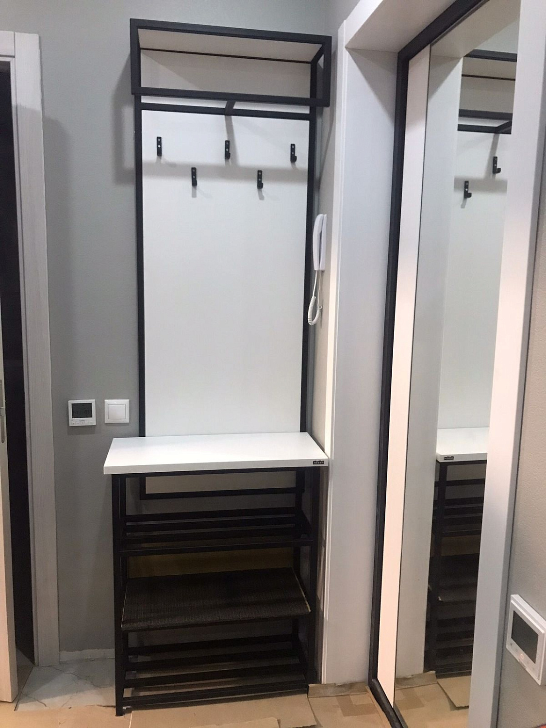 Вешалка для одежды настенная с крючками